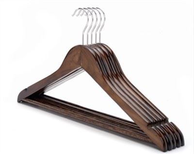 Klassische Kleiderbügel aus Holz für Erwachsene
